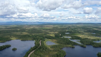 Naklejka premium survol des lacs suédois dans la région de Dalécarlie, Scandinavie