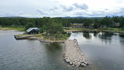 Naklejka premium survol du lac de Femunden au centre de la Norvège