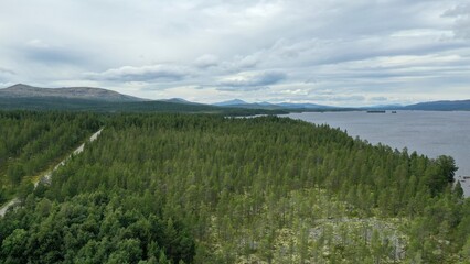 Obraz premium survol du lac de Femunden au centre de la Norvège