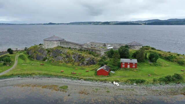 survol du fjord de Trondheim et Ch&acirc;teau de Steinvikholm (Trondheimsfjord)