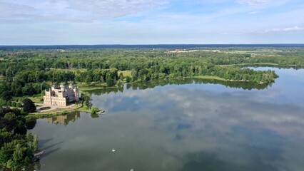 Fototapeta na wymiar château au bord du lac Hjälmaren en Suède près d'Örebro
