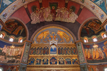Fototapeta na wymiar Iconostasis and kliros of Romanian Orthodox Holy Trinity Cathedral (Catedrala Sfanta Treime) and dome (showing Christ Pantocrator flanked by angels) ​​Sibiu, Romania