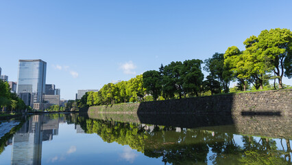 東京丸の内・皇居外苑のオフィス街とお堀