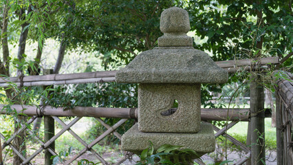 日本の庭の石灯篭