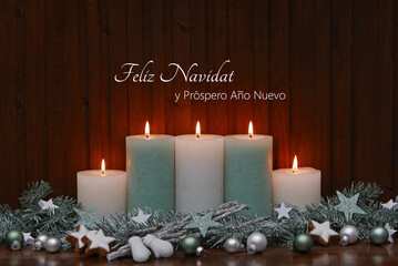 Tarjeta de Navidad: Decoración navideña rústica con velas y bolas de Navidad en color blanco y...