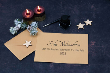 Brief mit dem Text Frohe Weihnachten und die besten Wünsche für das Jahr 2023 mit Tinte, Füller...