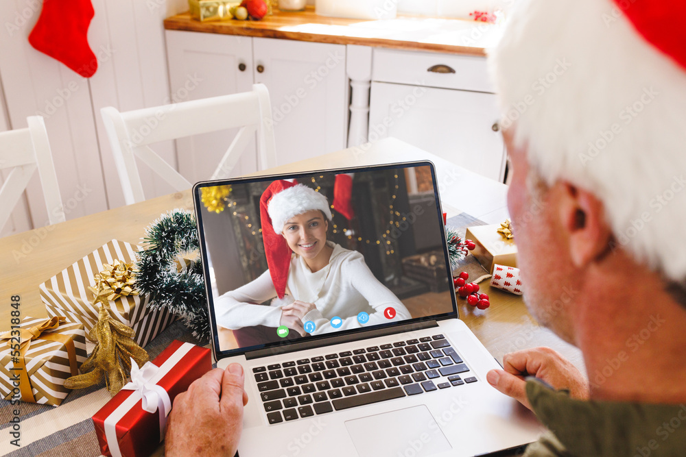 Poster Senior caucasian man having christmas video call with biracial woman