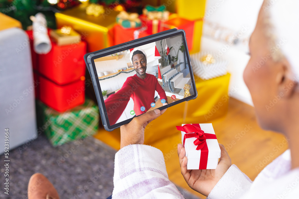 Poster African american woman with christmas decorations having video call with happy african american man