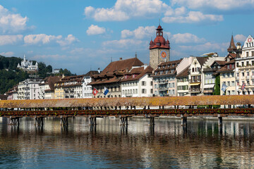 Luzern mit Kapellbrücke, Wasserturm und Rathausquai