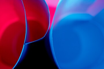 Hojas de papel de oficina para impresión 3D en pliegue con curvas geométricas con luz roja y azul y con fondo bokeh, forman un diseño de borde abstracto muy original para diseñadores - obrazy, fototapety, plakaty