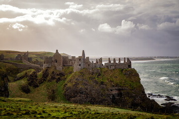 Dunluce Castle über dem Atlantik - Irland