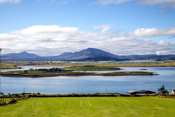 Seenlandschaft in Irland mit Bergen und Insel