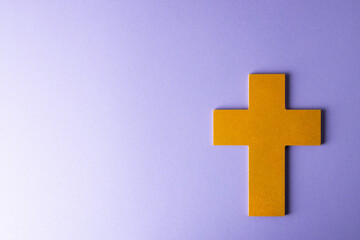 Obraz premium Composition of christian ash wednesday cross on purple background with copy space