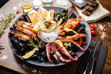 Seafood platter for 2-4 persons. Lobster, octopus, blue mussels, Argentina king prawns, tuna...