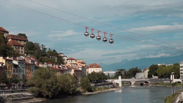 Telef&eacute;rico de Grenoble en Francia en los Alpes franceses grabado con tele objetivo