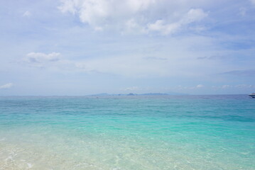 プーケットのエメラルドグリーンの海