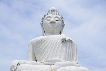 タイのプーケットにある白い大理石でできた仏像ビッグブッダ