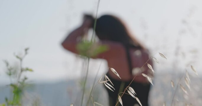 ESTATE BELLA DONNA NEL CAMPO DI GRANO ABITO NERO ESTIVO VIDEO DA 8.3K RAW