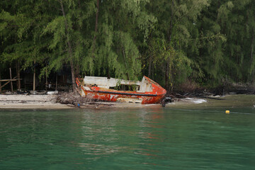Boat rubbish and rubbish on the beach
