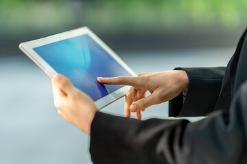 タブレットを使う女性の手元