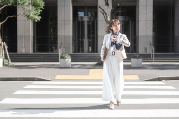 笑顔で働くビジネスウーマン