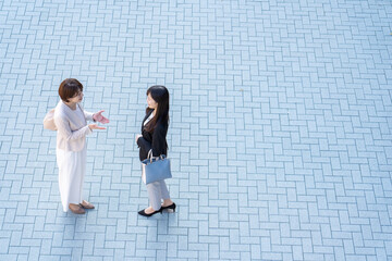 会話をするビジネスウーマン