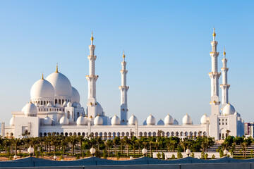 Fototapeta na wymiar Sheikh Zayed Mosque in Abu Dhabi. Beautiful arab architecture
