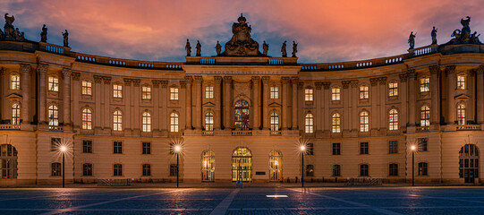 Nachtaufnahme der Humboldt Universität am Bebelplatz, Berlin - obrazy, fototapety, plakaty