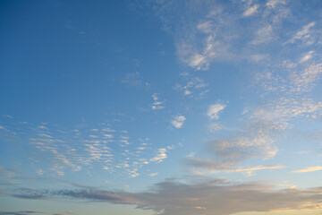 Obraz premium morning sky A background image of the morning sky and white clouds reflecting the beautiful morning sun.