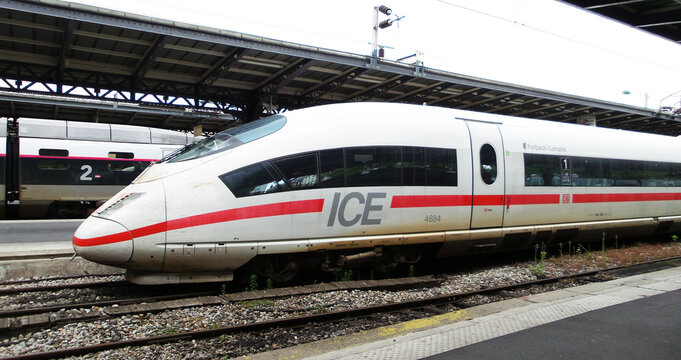 Train ICE (InterCity Express) de la Deutsche Bahn à Paris Gare de l'Est et voiture TGV SNCF en arrière plan. Juillet 2014.