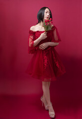 赤いドレスの女性