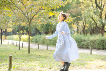 公園を走る若い女性
