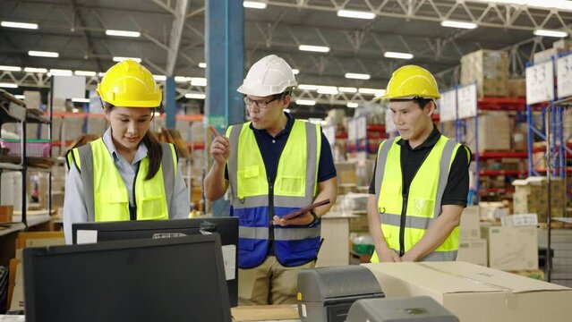 The manager is blaming the workers inside the warehouse, Concepts of distribution, storage, transport, transportation.
