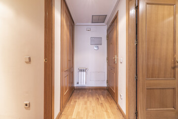Entrance hall and housing distributor with armored access door, and access to rooms with oak doors, built-in wardrobes of the same material and parquet floors.