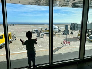 aéroport et petit garçon