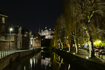 Fototapeta na wymiar Quays of Lieve canal with Castle of the counts in the background in Ghent at nigh