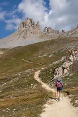Fototapeta na wymiar randonnée dans les Alpes, l'aiguille percée à tignes dans le massif de la Vanoise en été
