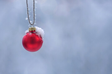 rote Kugel im Winter