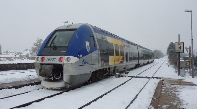 Train TER SNCF entour&eacute; de neige en gare de Ludres en f&eacute;vrier 2013.