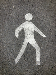 Señal de peatones (figura humana) pintada en el asfalto - obrazy, fototapety, plakaty