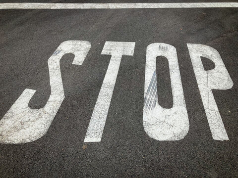 Señal de STOP en una calle asfaltada