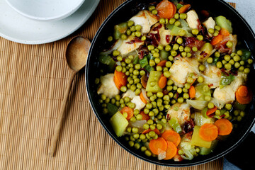 Fried chicken with vegetables and peas