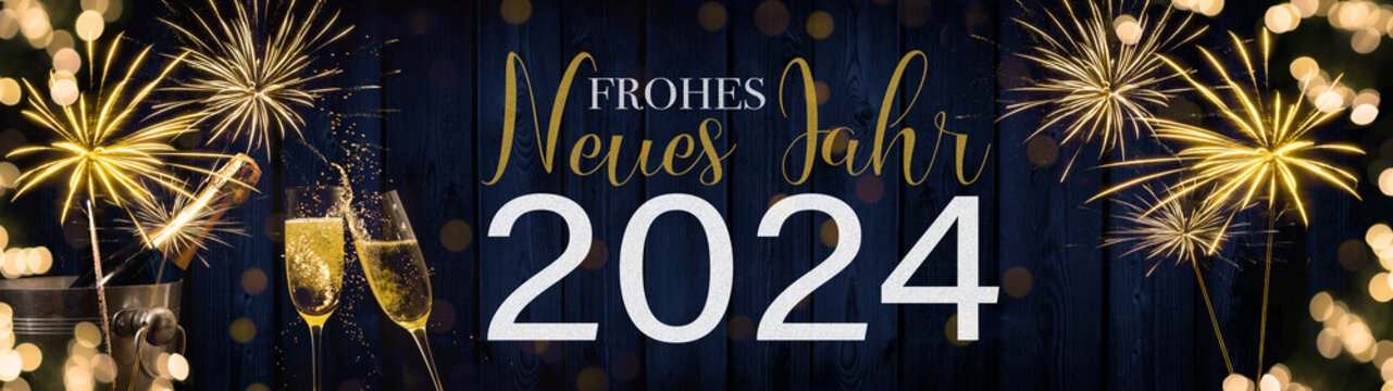Frohes neues Jahr 2024 Silvester Neujahr Feiertag Grußkarte lang Banner Panorama  - Champagner oder Sektflasche, Sektkübel und Sektgläser die anstoßen, Hintergrund blaue Holzwand