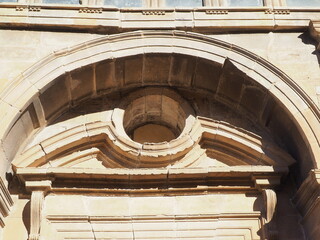 frontón semicircular con óculo de la iglesia renacentista de san jaime de ulldemolins, tarragona, españa, europa