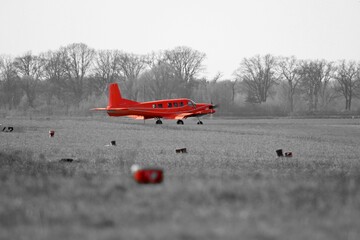 Propellerflugzeug startet auf Graspiste