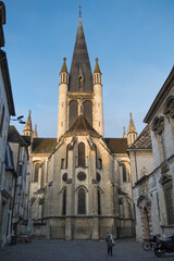 Fototapeta na wymiar rue de Dijon classée au patrimoine mondial de l'Unesco avec vue sur l'église gothique Notre-Dame