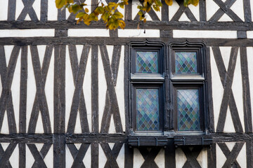 fenêtre et mur d'une maison ancienne à colombages du Moyen-Age