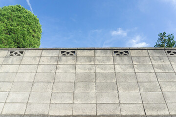 高いブロック塀