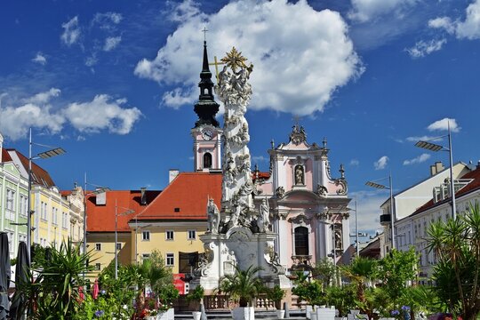 Franziskanerkirche und Dreifaltigkeitsstatue in St Pölten