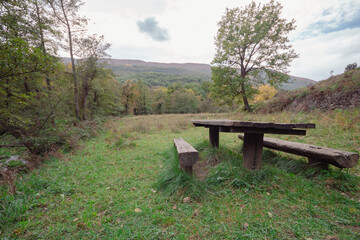 Mesa de picnic de madera para comer en medio de la naturaleza con las increíbles vistas de la...